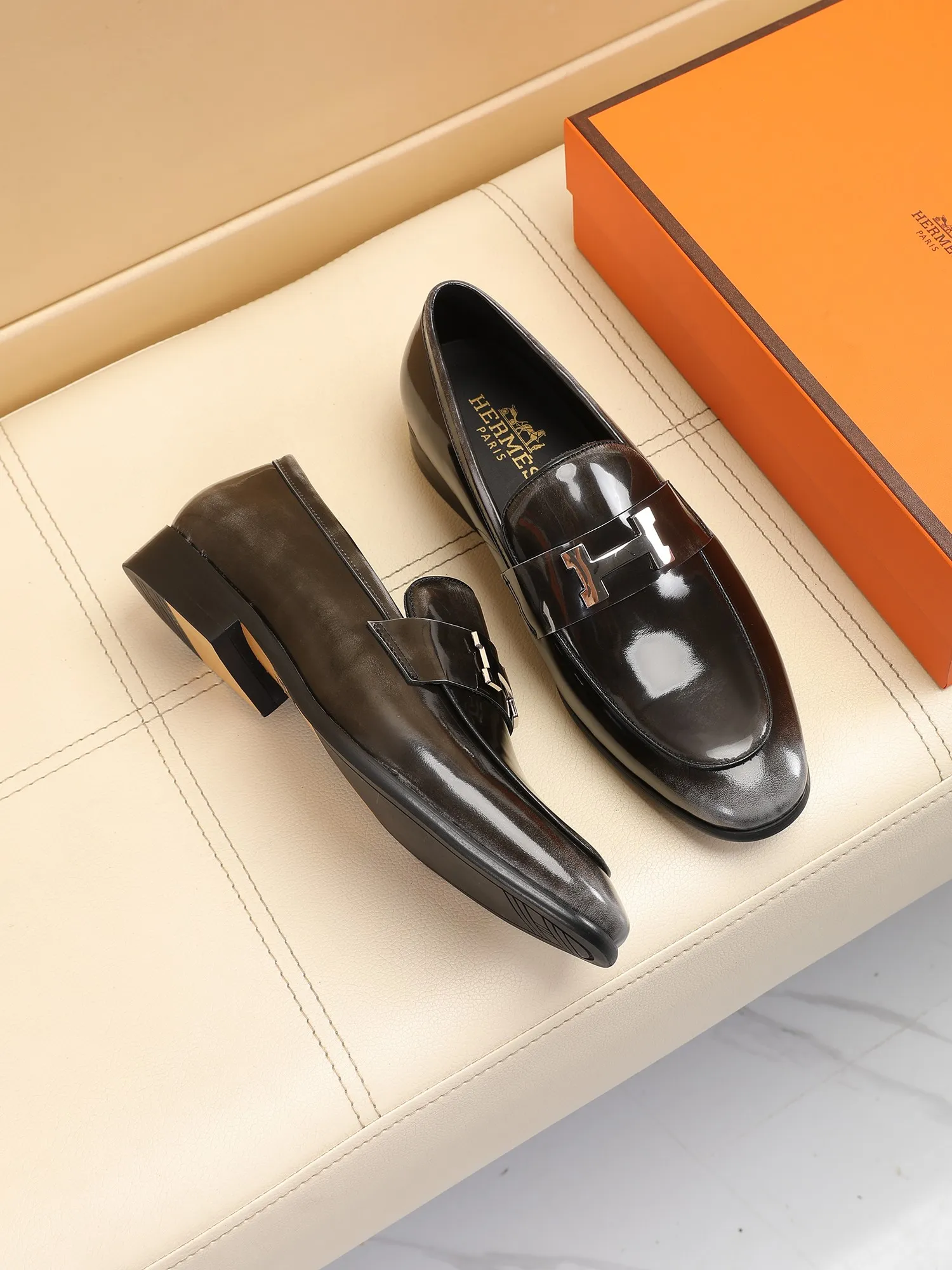 Factory price 460💶[HERMES] (cowhide lining)🍀Italian top luxury🍀He does not pursue novel styles and gorgeous colors, but attracts the favor of successful men with his flawless, elegant and classic style! This very, very comfortable, simple and stable style makes it easy to match any style! The pattern is absolutely 1:1 refined from the original case, and we strive for excellence in materials, imported cowhide + cowhide lining💪💪💪extraordinary texture👍! .Code number: 39 to 44 (38.4546 customized)